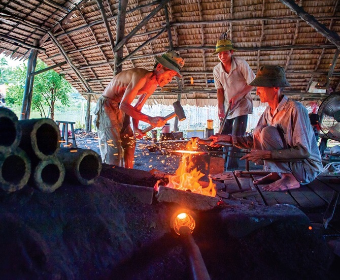 Ban Gioc Waterfall – Nguom Ngao Cave – Phuc Sen Blacksmith Village – Phia Thap Incense Village